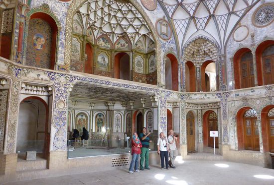 mehrgeschossige Repräsentationshalle mit tollen Gemälden