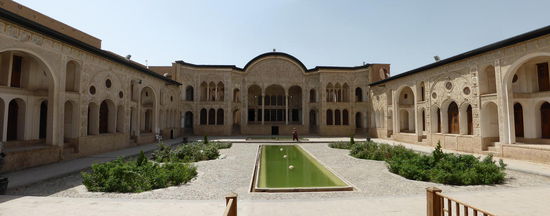die großzügigen Anwesen aus der Qajarenzeit umfassen immer mehrere Wohngebäude und weite mit Wasserbecken ausgestattete Innenhöfe.