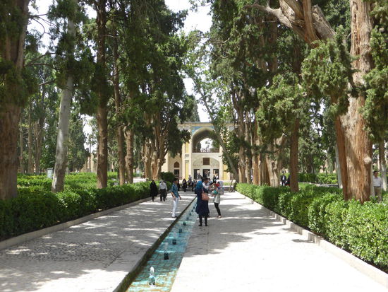 den zentralen Pavillon umgeben mehrere Wasserbecken