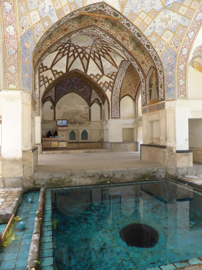 der zentrale Pavillon und die Arkadengänge sind mit floralen Fliesen geschmückt