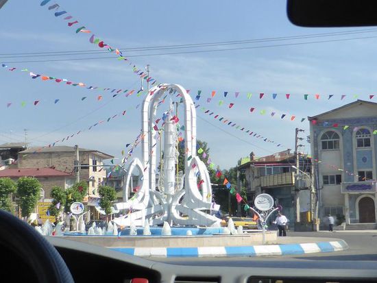 an fast allen Kreisverkehren sind aufwändige Skulpturen oder Bauwerke installiert