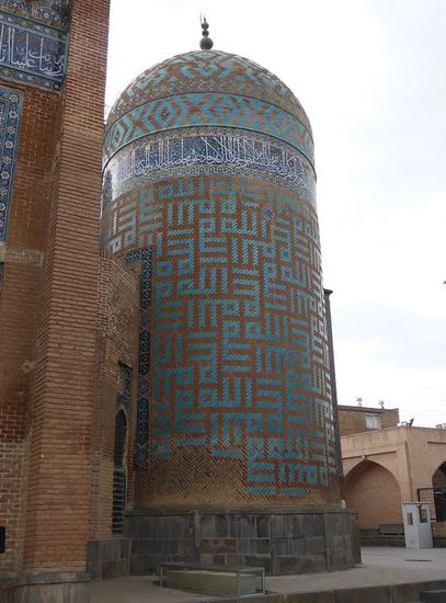 Allah - Allah - Allah   lautet die Beshriftung auf den EWänden des Rundturmes