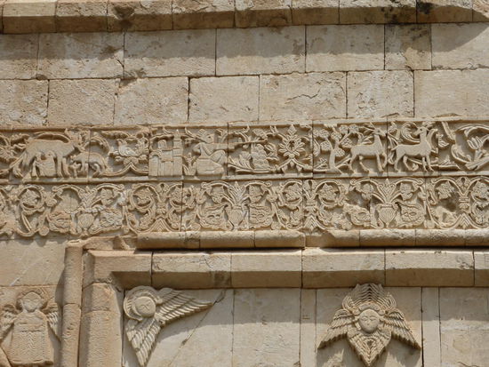 Tiere, eine KIrche sowie einen Schützen