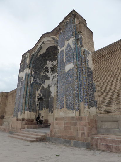 bei näherer Betrachtung des Portals kann man erkennen, dass es sich um ein Meisterwerk des Architekturdekors handelt.