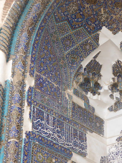 im Eingangsiwan sind viele der ursprünglichen Fayencemosaiken erhalten geblieben, für deren dunkle Blautöne Kobalt und für die Türkistöne eine Mischung aus Kupfer- und Zinnoxid verwendet wurde.