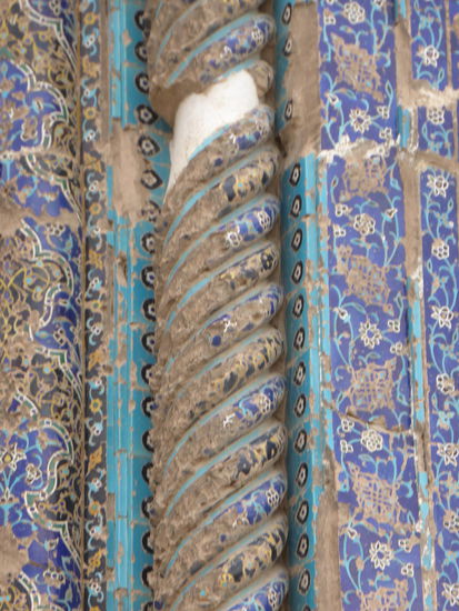 Das Eingangsportal in der 45 Meter langen Fassade wird durch einen Wulst begrenzt, der aus einer breiteren äußeren und einer schmaleren inneren Borte besteht. Die Wirkung der äußeren Borte wird dadurch betont, dass sie tauartig gewunden ist.