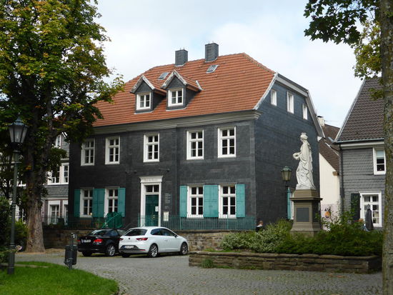 die vor dem Haus stehende 'Hattingia' erinnert an die Gefallenen  des deutsch-französischen Krieges 1870/71