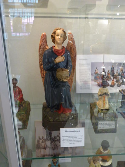 Missionsdose - bei Münzeinwurf bedankt sich die Figur durch Kopfnicken