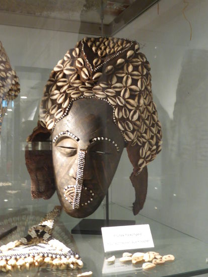 Maske mit Kaurischnecken