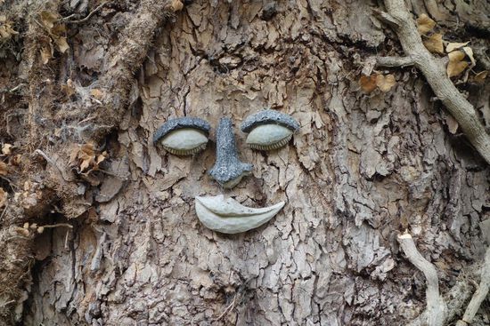am alten Baumbestand khaben die Bewohner z.T. recht witzige Dekos angebracht