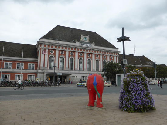 Das im neobarocken Stil erbaute Bahnhofsgebäude, dessen denkmalgerechte Modernisierung bereits abgeschlossen ist, zählt zu den schönsten des Landes. Zum ersten Mal erhielt ein Bahnhof in Deutschland das Europa-Nostra-Diplom für eine beispielhafte Restaurierung.