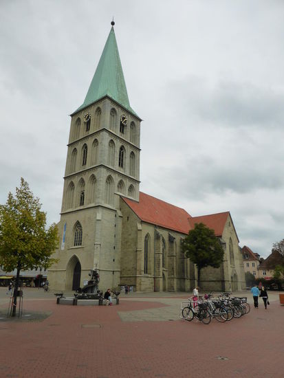 die Pauluskirche gilt als ältestes monumentales Bauwerk der Stadt, das in seinem früheren Teil auf eine über 700-jährige Vergangenheit zurückblicken kann