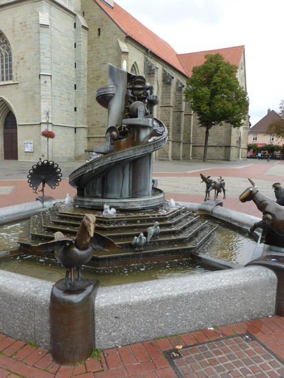 der Brunnen auf dem Vorplatz kommt uns iregendwie bekannt vor! - Natürlich: er stammt  mit seinen beweglichen Puppen von Bonifatius Stirneberg, der auch den Puppenbrunnen in unserer Stadt Aachen schuf
