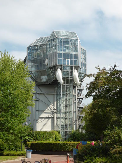 Das Gebäude hat im Westen einen Anbau aus Glas in der Form eines leicht stilistischen Elefantenkopfes samt Rüssel und Stoßzänen bekommen - der Zugang erfolgt durch einen Aufzug mitten im Rüssel.