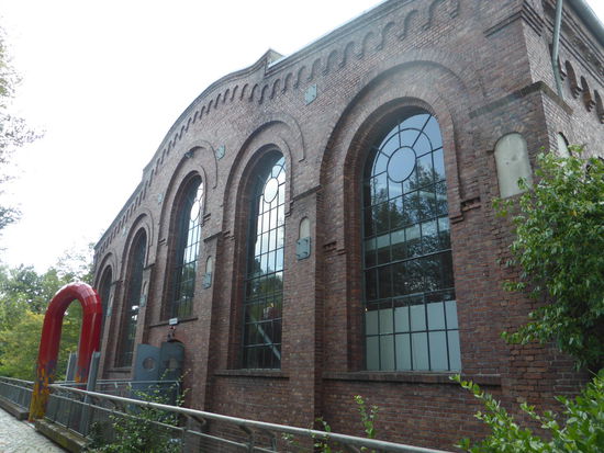 und die Elektrozentrale aus der Zeit des Zechenbetriebs (1912-1914), die heute als Kunst- und Ausstellungshalle dient. Die dampfbetriebenen stromerzeugenden Generatoren sind allerdings nicht mehr vorhanden.