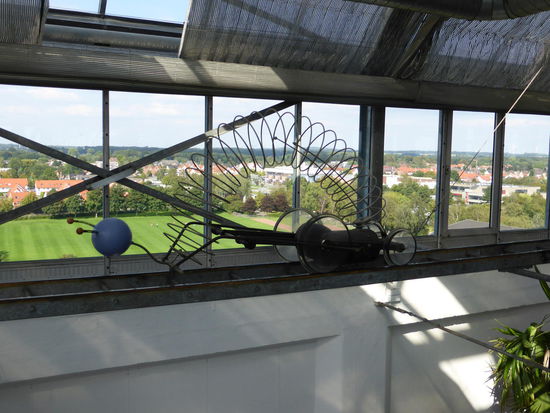 die Raupe schiebt sich ebenfalls ganz langsam weiter