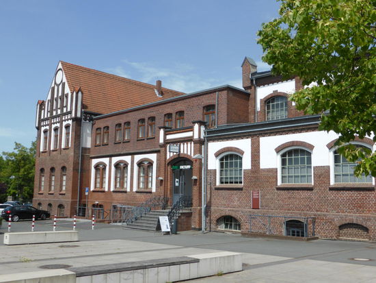 Schwarz-Weißkaue - In der Kaue zog sich die untertage arbeitende Belegschaft um.
Die Kaue teilte sich ein in die Schwarzkaue für die Berufskleidung, die Weißkaue für die saubere Kleidung und die Duschen in der Mitte als "Schleuse".