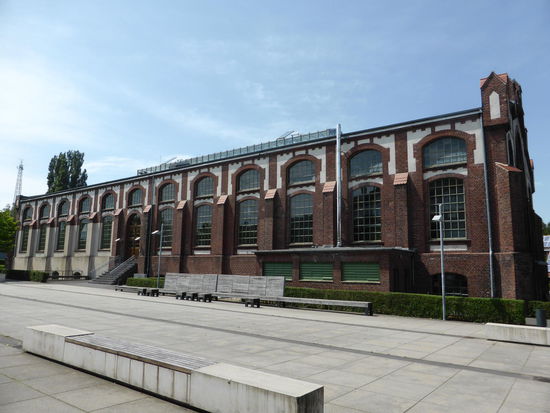 Zentralmaschinenhalle - hier standen die z.T. riesigen Maschinen zur Erzeugung von Druckluft und Strom. Die Druckluft, mit der aus Sicherheitsgründen ein Großteil der Maschinen untertage betrieben wurde, erzeugte man anfangs mit Dampfkompressoren, später mit Elektroturbinen. Die Turbokompressoren hatten eine Leistung von 20.000 m3 je Stunde. Die Stromversorgung wurde durch einen Turbogenerator gewährleistet. Zudem gab es einen Gaskompressor, der bis zur Stillegung der Kokerei in den 50er Jahren Gas in das Versorgungsnetz der Stadt Waltrop speiste und u.a. für die Straßenbeleuchtung sorgte.