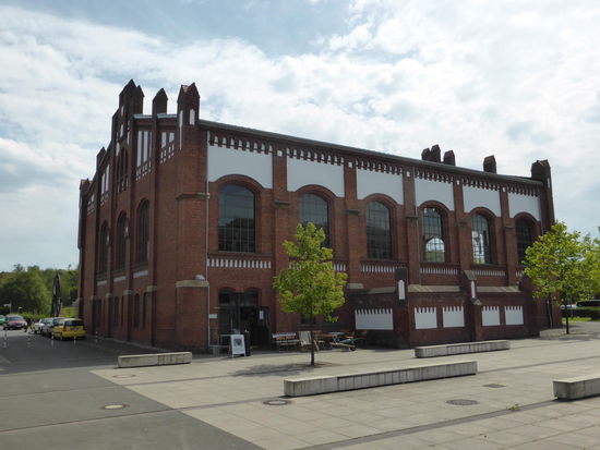 Maschinenhalle l/ll
In diesen Gebäuden standen die Förder-Maschinen für den Schacht I. Es handelte sich um Zwillingstandem-Dampffördermaschinen, hergestellt in der Eisenhütte Prinz-Rvidolf. Eine der Maschinen wurde bereits 1906 eingesetzt und diente noch nach 1979 zur sogenannten "Ausraubung" der untertage verbliebenen, brauchbaren Materialien. Zu diesem Zeitpunkt war sie, die Älteste noch in Betrieb befindliche Dampffördermaschine. Die Maschinen arbeiteten mit Heißdampf von 320 °C und einem Druck von 12 atü.