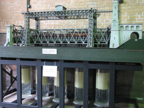 Modell der Anlage mit Hohlzylinder - das alte Schiffshebewerk ist eine Eisenfachwerkkonstruktion mit fünf Schwimmerschächten.