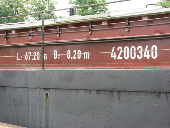 Technische Daten
Baujahr: 1926. Länge: 67,00 m. Breite: 8,20 m. größter Tiefgang: 2,54 m. Tragfähigkeit 878,8 Tonnen.