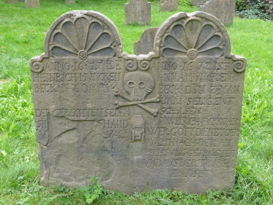 ein Grabstein für ein Ehepaar mit unterschiedlichen Sterbedaten