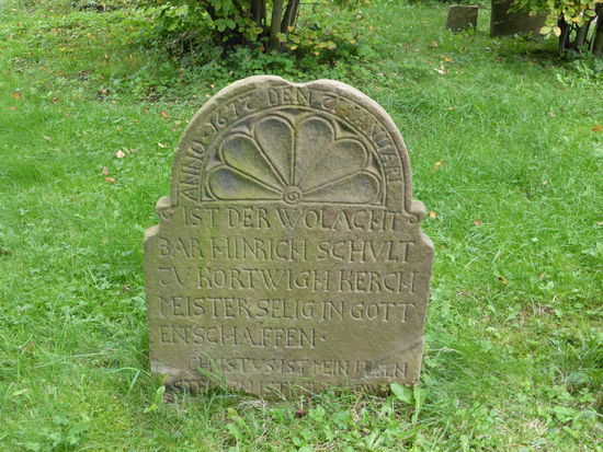 Anno 1677 den 12.(?) Januari ist der wohlartbar Hinrich Schult - Kortwigh Kerchmeister selig in Gott entschlafen  - Christus ist mein Leben - Strerben ist mein ..