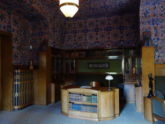 Gegen den Protest des Architekten van de Velde, der für die Raumdecke ein gebrochenes Weiß vorsah, ließ Osthaus 1911 eine in orange, graugrün und blau gehaltene Schablonenmalerei von Johan Thorn Prikker auftragen.