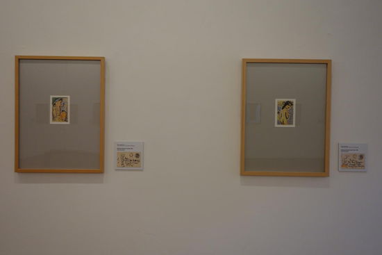 die Künstlerpostkarten sind gerahmt - die Rückseiten der verschickten Karten seitlich dargestellt