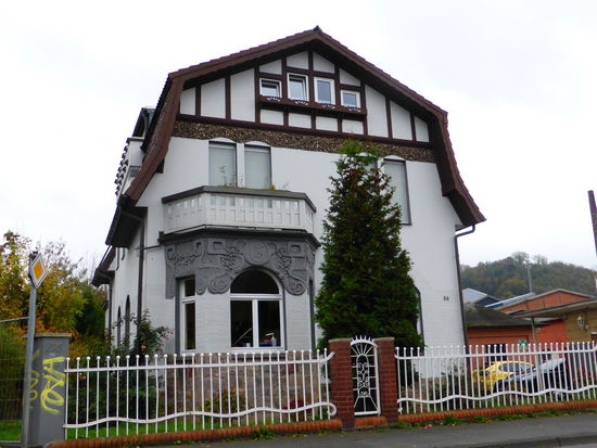mehr Villen-Charakter hat das Haus Oegerstr. 56