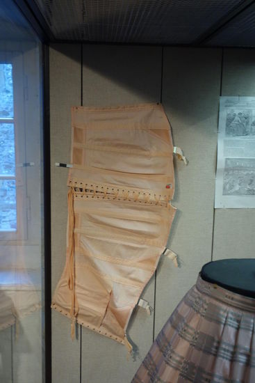 die ersten Mieder enthielten noch Fischbein (Hornplatten im Kiefer von Walen) als Verstärkung -