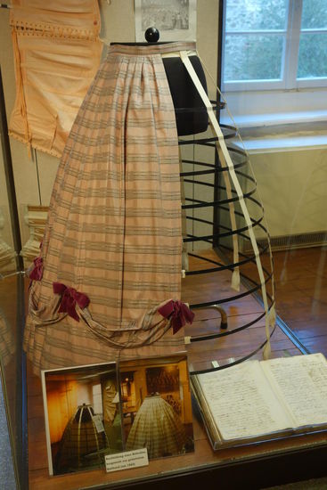 ein durch Reifen aus Holz, Fischbein oder (hier) Federstahl gespreizter Unterrock - Krinoline (Zeit der Krinolinenmode von 1842 bis etwa 1870)