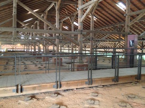 Auf der Ofendecke sind 470 Deckel zu sehen. Durch die Holzlöcher unter den Deckeln gab ein Brenner alle 10 bis 25 Minuten Feinkohle in die Brennkammern. Mit Hilfe der Handräder in der Mitte der Ofendecke bediente er die Ventile an den Rauchabzügen und steuerte so die für das Feuer notwendige Sauerstoffzufuhr. Wollte er das Feuer um eine Kammer welterziehen, öffnete er den nächsten Rauchabzug, schloß den zuvor benutzten und schüttete Kohle in die nächste zu brennende Kammer.