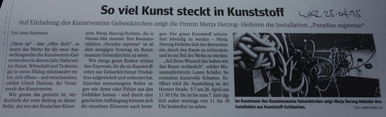 aus den Kunststoff-Schläuchen kann man auch Kunst fertigen - hier stellt die Finnin Merja Herzog-Herstén aus