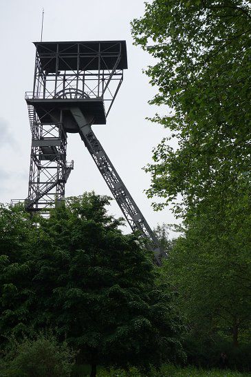 Schachtgerüst im Kunstwald