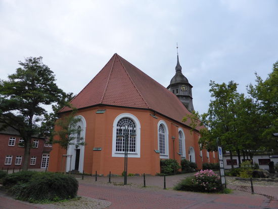 am Marktplatz liegen die Kirche - hier sehen wir bereits einen der typischen helmartigen Kirhturmhauben
