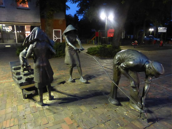 dass wir uns in einer Moorgegend befinden zeigt die Skulptur auf dem Marktplatz 'Menschen im Moor'.