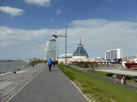 links das ATLANTIC Hotel Sail City - in der Mitte das Mediterraneo mit Klimahaus - recht das riesige Columbus-Einkaufscenter