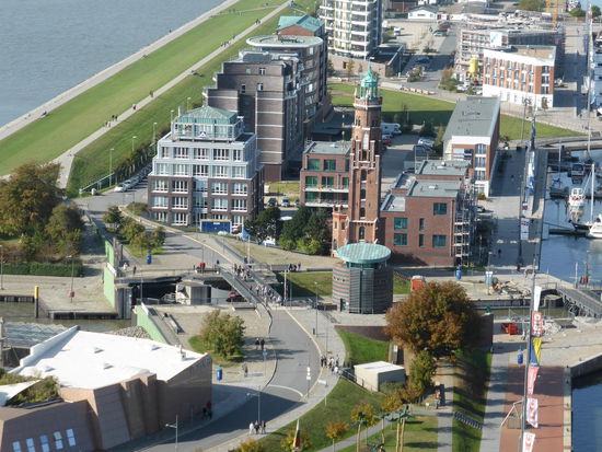 auf Leuchtturm mit Schleuse