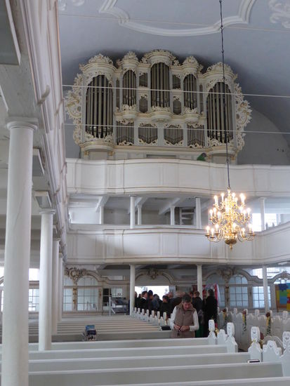 Besonders sehens- und hörenswert ist die Orgel mit ihrer romantischen Stimmung.