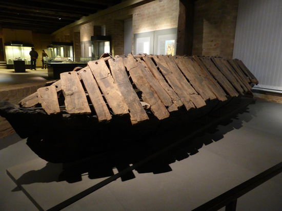 Bootsgrab (5. Jh. n. Chr.) mit Thron