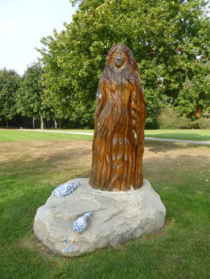 die Seefee von Heike Lauterbach 
Die Seefee ist ein Symbol für das Träumen, für die kindliche Neugier, die Freude und Aufgeschlossenheit. Sie steht für eine intakte Natur. Gleichsam ist sie ein Symbol für die Macht der Sinne, für die Inspiration und die Fantasie. Sie ist für Jung und Alt ein Anreiz, wieder an die Macht der Märchen, Mythen und Sagend zu glauben, an die Mystik und Magie, die allerorten versteckt ist