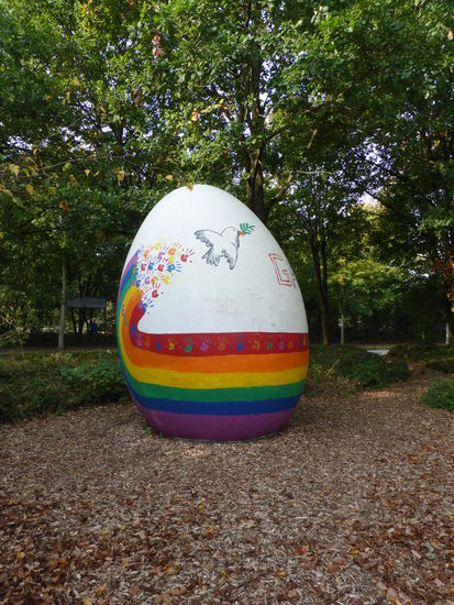 Das Ei steht in allen Kulturen als Symbol für Fruchtbarkeit und Leben. Dieses Ei ist Teil des Projektes OVUM - zwei weitere stehen in Iwankowo - Tschernobyl (2000) und bei Pristina - Kosovo (2002). Ein viertes Ei soll in Jerusalem - Israel aufgestellt werden. Sie wurden von den Künstlern Armin Kölbli, Bremen, und Man Sturm, Karlsruhe, geschaffen.