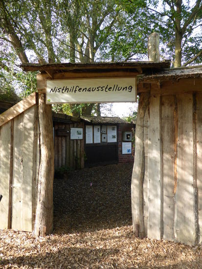 einzig wirklich interessanter Ort im Außengelände ist die Nisthilfenausstellung