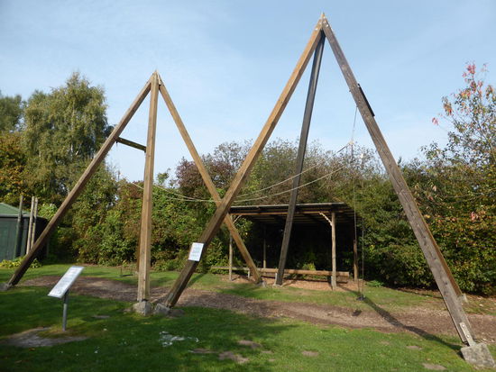 Schaukeln im Duett
A und B sitzen Auge in Auge auf ihrem Brett. Die Füße berühren den Boden nicht. Sie halten die Schenkel ruhig.
A bringt die Schaukel in Schwung. B verhält sich passiv. Nach Erreichen seines höchsten Punktes stellt A das Schaukeln ein. Er verhält sich von nun ab passiv.
B gerät obwohl passiv, durch den abklingenden Schwung von A ganz ohne eigenes Zutun in Schwung. A dagegen kommt momentweise zum Stillstand.
Nun erlahmt auch bis fast zum Stillstand die Schwingung von B. Gleichzeitig aber gerät A, obwohl passiv, wieder in Schwung.
Die Schaukel pendelt so lange, bis Reibung den Impuls des Anfangs aufgezehrt hat. Erst wenn A und B sich in diesen Rhythmus eingefühlt haben, können sie durch rhythmische Eigen-Anstöße den Reibungseffekt wettmachen, um beliebig lange mit wachsendem Genuss zu schaukeln.