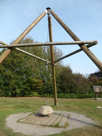 Das Steinpendel veranschaulicht in einfachster Weise das einer Schwingung innewohnende Gesetz:
Das Steigen und das Fallen, das Fallen und das Steigen verlaufen in Wechselwirkung miteinander. (Ein Tipp: Weniger Schwung ist mehr!)
Die beiden Gegensätze bilden eine Einheit
Die Dauer einer Vollschwingung ist unabhängig vom Gewicht und von der Weite der Auslenkung. Entscheidend ist die Länge des Pendelarms. Es ist wichtig, eine Pendelschwingung eine Weile mit den Augen zu verfolgen: Ihr Gesetz überträgt sich fühlbar.