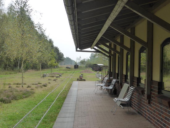 in der Saison können 'Fußkranke' - so nennen wir Golfer diejenigen, die ein Golfcart nutzen - mit der alten Torfbahn eine Runde durch das Tister Moor machen