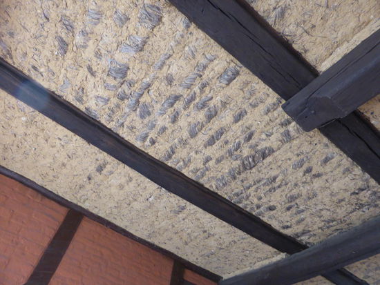 die Kappendecke ist noch nach altem Brauch Stroh gefüllt