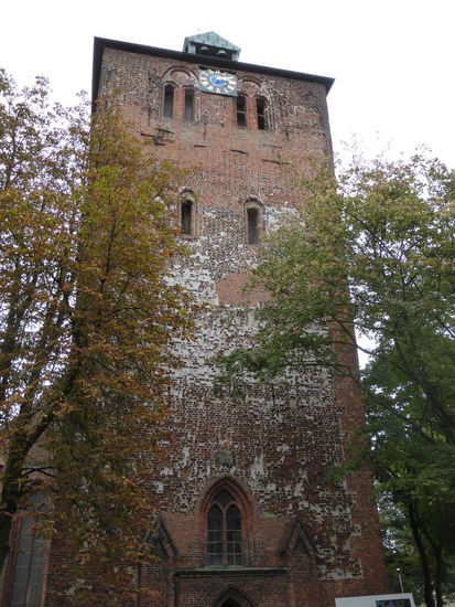 Wilhadi-Kirche - der mächtige, quadratische Westturm (13. Jh.) ist trotz des gewaltigen Granitfundaments und seiner drei Meter dicken Wände über die Jahrhunderte auseinander gewichen, so dass er oben breiter ist als am Sockel und einen leichten, aber statisch unbedenklichen Südwestüberhang zeigt. Das brachte ihm den Beinamen .schiefer Turm von Stade" ein.