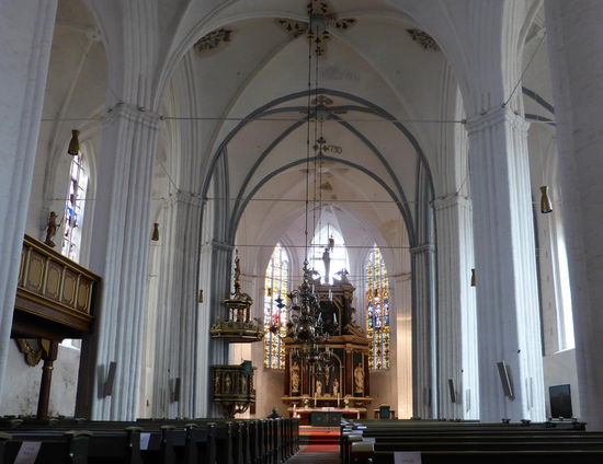 die heutige, dreischiffige gotische Hallenkirche stammt aus dem 14. Jh. - barocke innenausstattung
